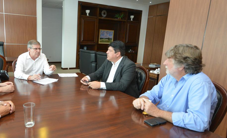 Em visita à Cohapar nesta terça-feira (12), o prefeito de Leópolis, Sandrinho Ribeiro, esteve reunido com o presidente da empresa, Jorge Lange. Os dois fizeram um acompanhamento da situação das obras de 50 casas populares que estão em construção e analisaram possibilidades de ampliação dos programas habitacionais na cidade, na região Norte do Paraná.