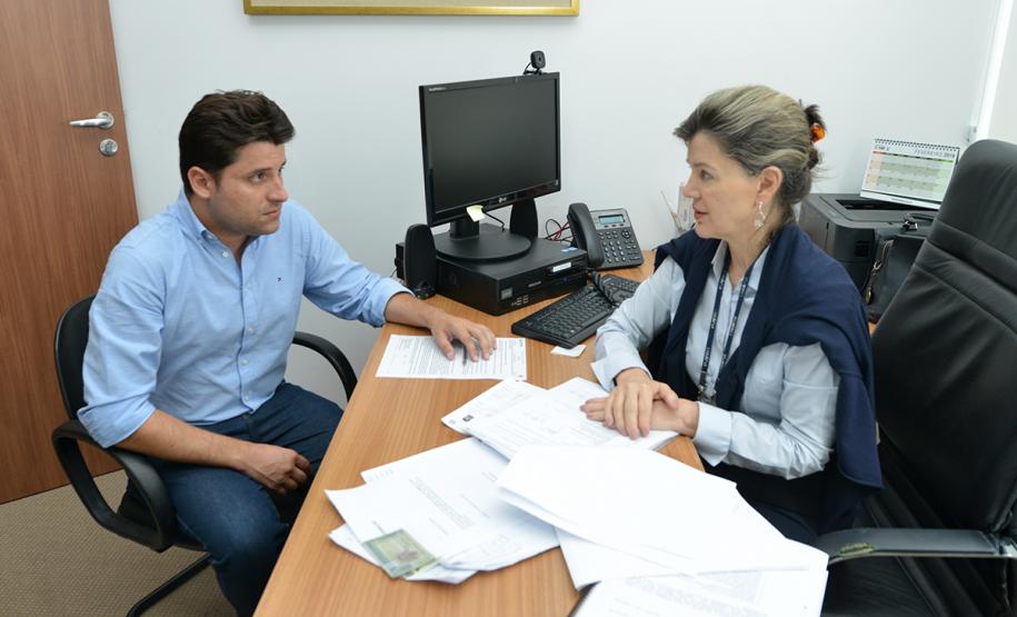 Técnicos da Cohapar e da Prefeitura de Tomazina realizaram na próxima semana uma vistoria técnica a uma área do município para avaliar a viabilidade técnica de construção de um novo conjunto habitacional na cidade, localizada no Norte Pioneiro do Paraná. A ação foi combinada após um encontro do prefeito, Flávio Zan, com o presidente da Cohapar, Jorge Lange, na sede da empresa, em Curitiba, nesta quarta-feira (13).