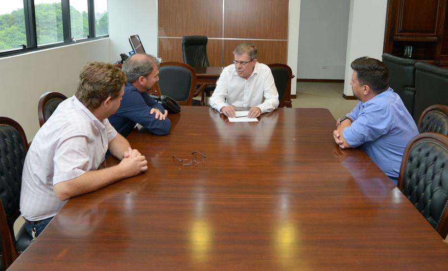 O presidente da Cohapar, Jorge Lange, recebeu nesta quarta-feira (13), em seu gabinete, a visita do prefeito de Rebouças, Luiz Zak. Os dois acertaram detalhes sobre o início das obras de requalificação urbana da Vila Facão, cujo processo licitatório para contratação da construtora responsável pela execução das obras está em fase de conclusão.
