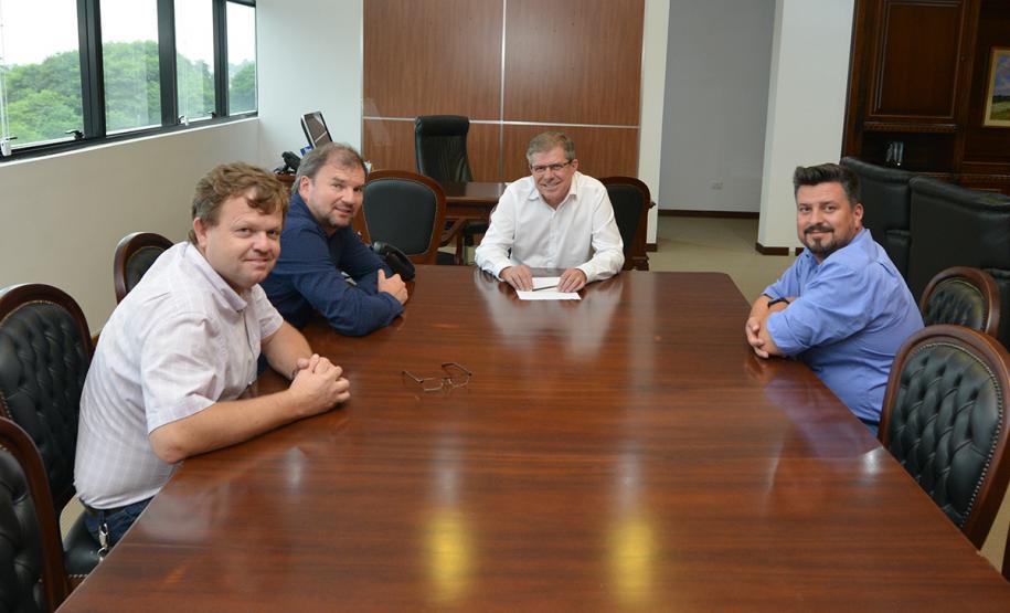 O presidente da Cohapar, Jorge Lange, recebeu nesta quarta-feira (13), em seu gabinete, a visita do prefeito de Rebouças, Luiz Zak. Os dois acertaram detalhes sobre o início das obras de requalificação urbana da Vila Facão, cujo processo licitatório para contratação da construtora responsável pela execução das obras está em fase de conclusão.