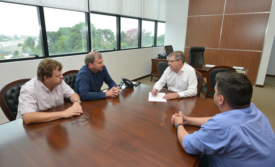 O presidente da Cohapar, Jorge Lange, recebeu nesta quarta-feira (13), em seu gabinete, a visita do prefeito de Rebouças, Luiz Zak. Os dois acertaram detalhes sobre o início das obras de requalificação urbana da Vila Facão, cujo processo licitatório para contratação da construtora responsável pela execução das obras está em fase de conclusão.