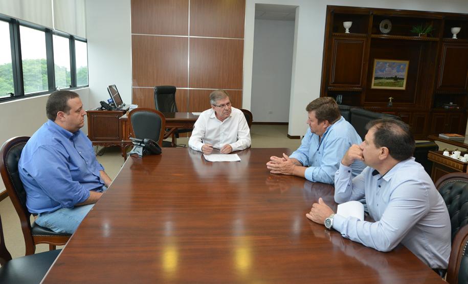 O município de Francisco Alves, na região Noroeste do Paraná, receberá cerca de R$ 1,6 milhão em investimentos por meio de programas do Governo do Estado. O assunto foi discutido em um encontro do presidente da Cohapar, Jorge Lange, e o prefeito Alirio Mistura nesta quarta-feira (13), na sede da empresa, em Curitiba.