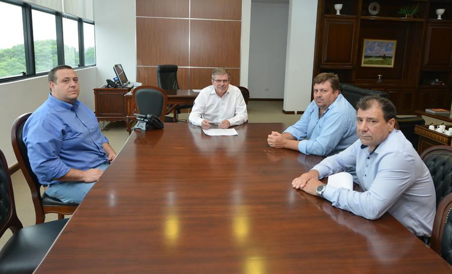 O município de Francisco Alves, na região Noroeste do Paraná, receberá cerca de R$ 1,6 milhão em investimentos por meio de programas do Governo do Estado. O assunto foi discutido em um encontro do presidente da Cohapar, Jorge Lange, e o prefeito Alirio Mistura nesta quarta-feira (13), na sede da empresa, em Curitiba.