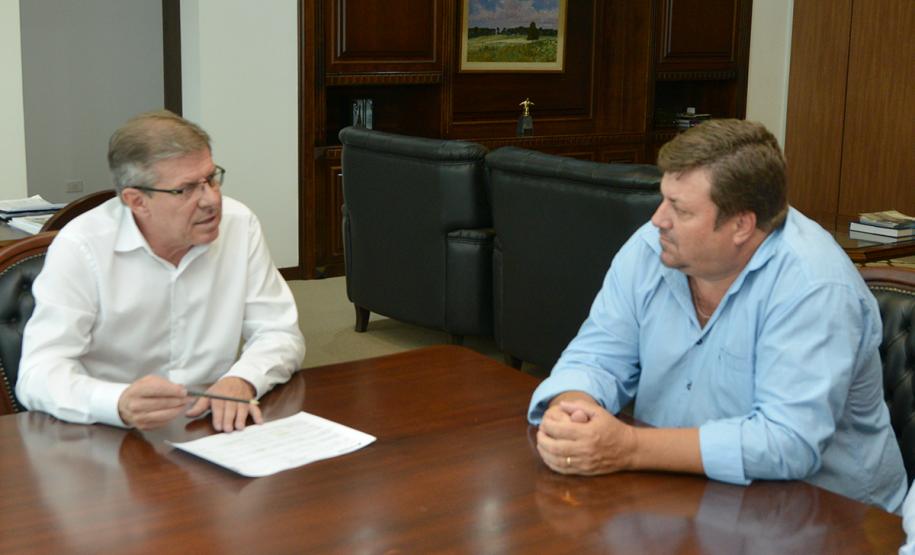 O município de Francisco Alves, na região Noroeste do Paraná, receberá cerca de R$ 1,6 milhão em investimentos por meio de programas do Governo do Estado. O assunto foi discutido em um encontro do presidente da Cohapar, Jorge Lange, e o prefeito Alirio Mistura nesta quarta-feira (13), na sede da empresa, em Curitiba.