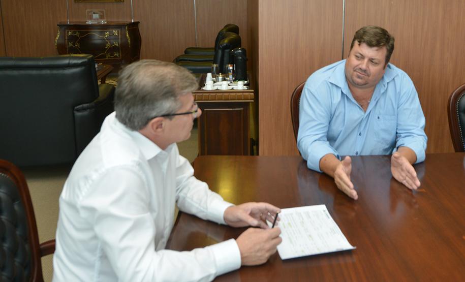 O município de Francisco Alves, na região Noroeste do Paraná, receberá cerca de R$ 1,6 milhão em investimentos por meio de programas do Governo do Estado. O assunto foi discutido em um encontro do presidente da Cohapar, Jorge Lange, e o prefeito Alirio Mistura nesta quarta-feira (13), na sede da empresa, em Curitiba.