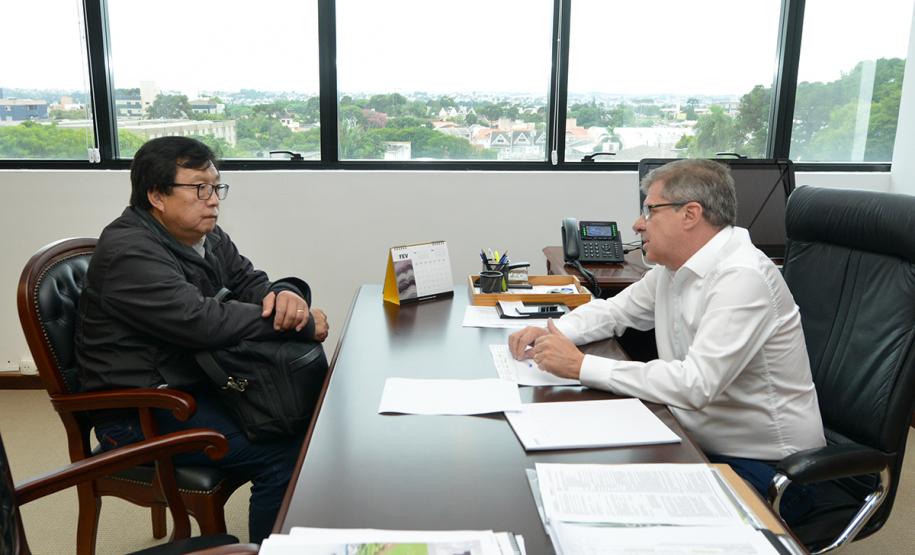 O prefeito de Rosário do Ivaí, Ilson Kuroda, esteve na sede da Cohapar, em Curitiba, nesta quarta-feira (13). Ele foi atendido pelo presidente da empresa, Jorge Lange, a quem solicitou o suporte na realização de obras de infraestrutura em conjuntos habitacionais construídos na cidade nos últimos anos.