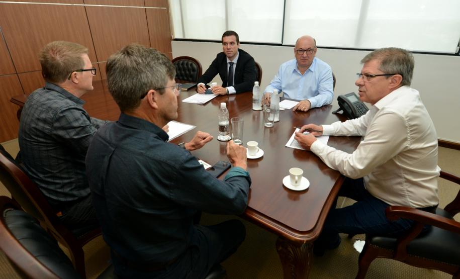 Uma iniciativa conjunta entre a Cohapar e a Itaipu Binacional pretende resolver o problema de moradia de aldeias indígenas em São Miguel do Iguaçu e Diamante d?Oeste, na região Oeste do Paraná. Os estudos de viabilidade técnica para implantação do projeto serão iniciados após uma reunião entre representantes dos órgãos nesta segunda-feira (18) na sede da companhia, em Curitiba.