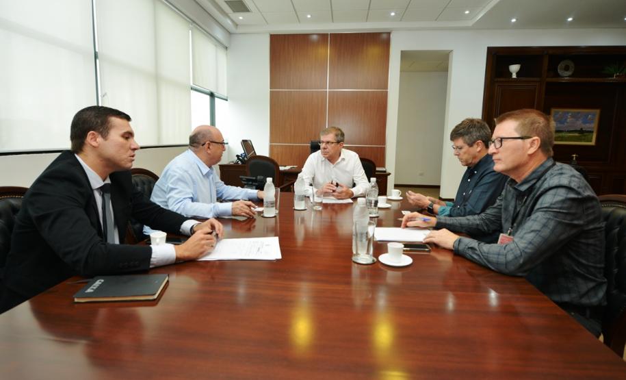 Uma iniciativa conjunta entre a Cohapar e a Itaipu Binacional pretende resolver o problema de moradia de aldeias indígenas em São Miguel do Iguaçu e Diamante d?Oeste, na região Oeste do Paraná. Os estudos de viabilidade técnica para implantação do projeto serão iniciados após uma reunião entre representantes dos órgãos nesta segunda-feira (18) na sede da companhia, em Curitiba.