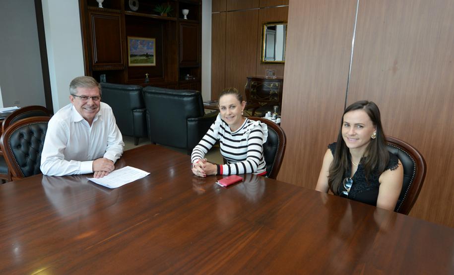 A vice-prefeita de Teixeira Soares, Juliana Belinoski, esteve nesta segunda-feira (18) na sede da Cohapar, em Curitiba, reunida com o presidente da empresa, Jorge Lange. Os dois conversaram sobre um projeto que prevê a construção de 49 casas no município, cujas obras devem ser iniciadas em breve.