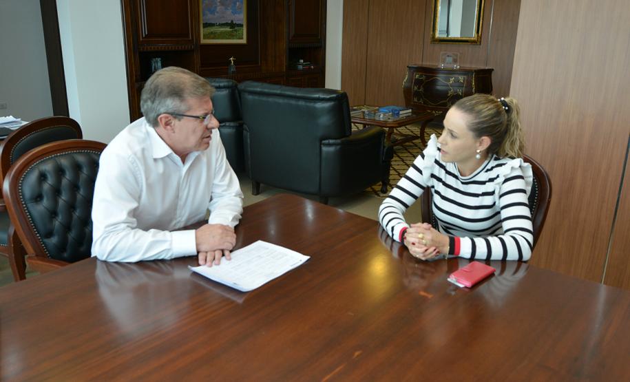 A vice-prefeita de Teixeira Soares, Juliana Belinoski, esteve nesta segunda-feira (18) na sede da Cohapar, em Curitiba, reunida com o presidente da empresa, Jorge Lange. Os dois conversaram sobre um projeto que prevê a construção de 49 casas no município, cujas obras devem ser iniciadas em breve.