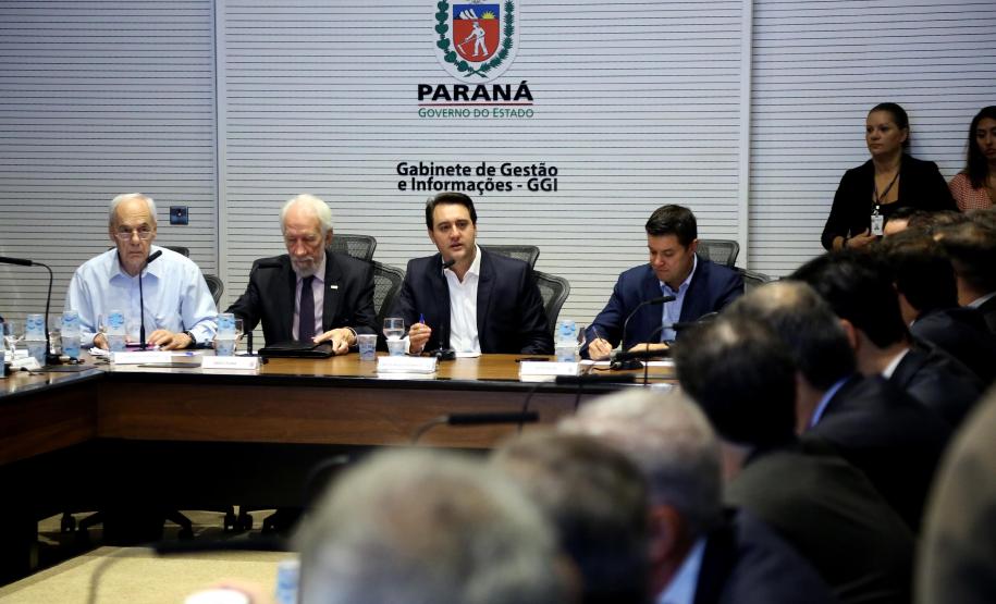 Cohapar reestrutura cargos e economiza 22% no primeiro mês O presidente da Companhia de Habitação do Paraná (Cohapar), Jorge Lange, apresentou ao governador Carlos Massa Ratinho Junior, durante a reunião do secretariado, nesta terça-feira (19), a proposta de reestruturação de cargos da empresa com economia de 22% apenas em janeiro. A folha de pagamento encolheu de R$ 1,6 milhão para R$ 1,2 milhão. Essa reserva de caixa deve gerar investimentos para diminuir o déficit habitacional do Estado, calculado em 485 mil domicílios.