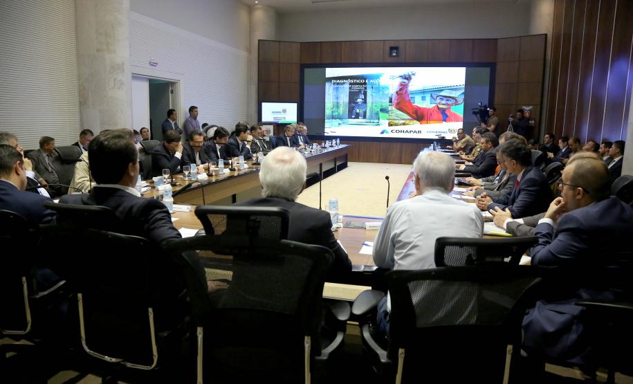 Cohapar reestrutura cargos e economiza 22% no primeiro mês O presidente da Companhia de Habitação do Paraná (Cohapar), Jorge Lange, apresentou ao governador Carlos Massa Ratinho Junior, durante a reunião do secretariado, nesta terça-feira (19), a proposta de reestruturação de cargos da empresa com economia de 22% apenas em janeiro. A folha de pagamento encolheu de R$ 1,6 milhão para R$ 1,2 milhão. Essa reserva de caixa deve gerar investimentos para diminuir o déficit habitacional do Estado, calculado em 485 mil domicílios.