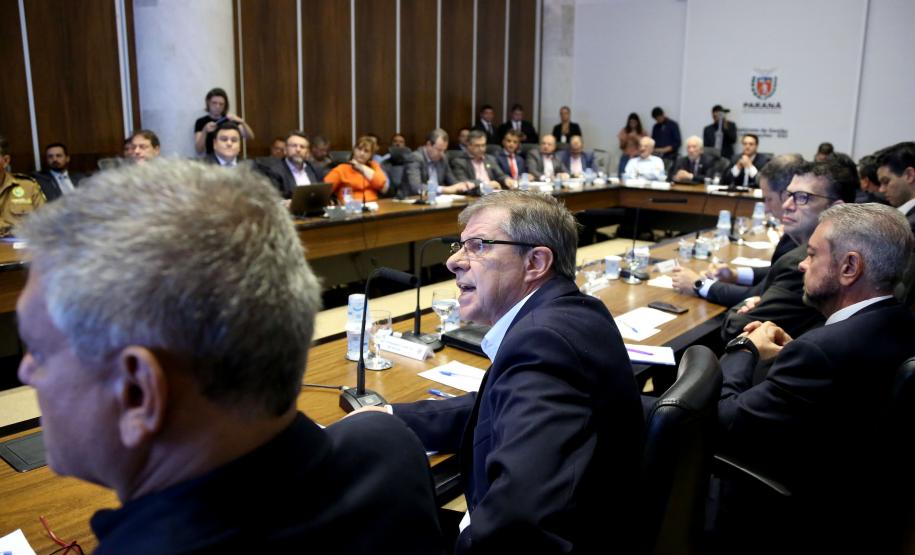 Cohapar reestrutura cargos e economiza 22% no primeiro mês O presidente da Companhia de Habitação do Paraná (Cohapar), Jorge Lange, apresentou ao governador Carlos Massa Ratinho Junior, durante a reunião do secretariado, nesta terça-feira (19), a proposta de reestruturação de cargos da empresa com economia de 22% apenas em janeiro. A folha de pagamento encolheu de R$ 1,6 milhão para R$ 1,2 milhão. Essa reserva de caixa deve gerar investimentos para diminuir o déficit habitacional do Estado, calculado em 485 mil domicílios.