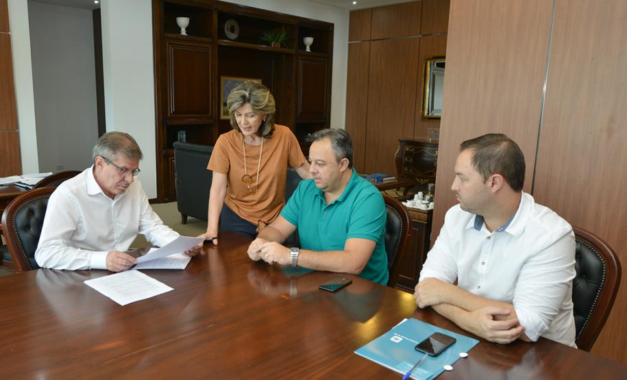 O presidente da Cohapar, Jorge Lange, recebeu nesta segunda-feira (18) a visita do prefeito de Campina Grande do Sul, Bihl Zanetti. Os dois se encontraram na sede da empresa, em Curitiba, onde conversaram sobre o processo de regularização fundiária das Moradias Timbú.