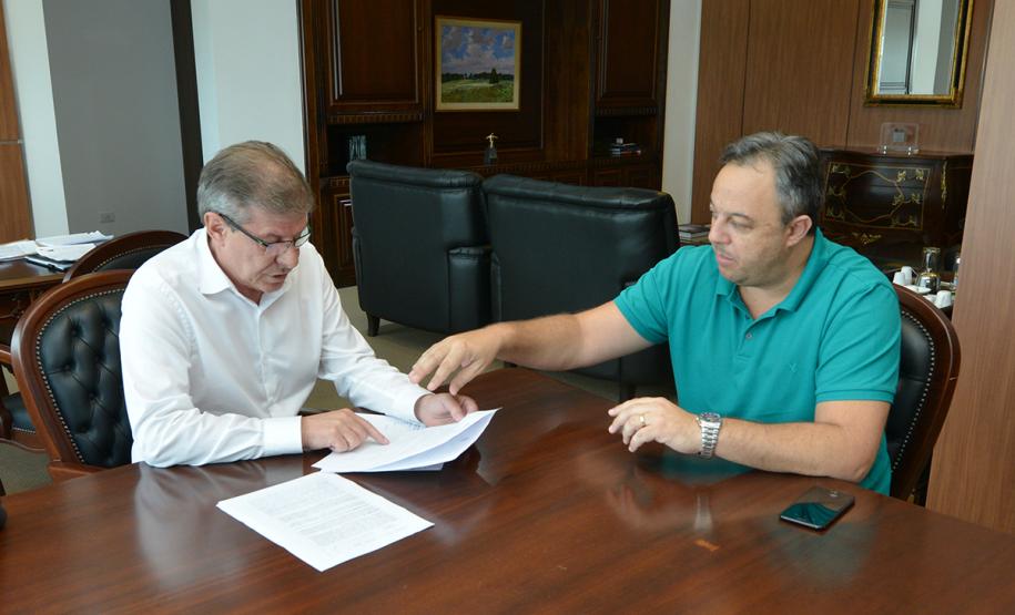 O presidente da Cohapar, Jorge Lange, recebeu nesta segunda-feira (18) a visita do prefeito de Campina Grande do Sul, Bihl Zanetti. Os dois se encontraram na sede da empresa, em Curitiba, onde conversaram sobre o processo de regularização fundiária das Moradias Timbú.