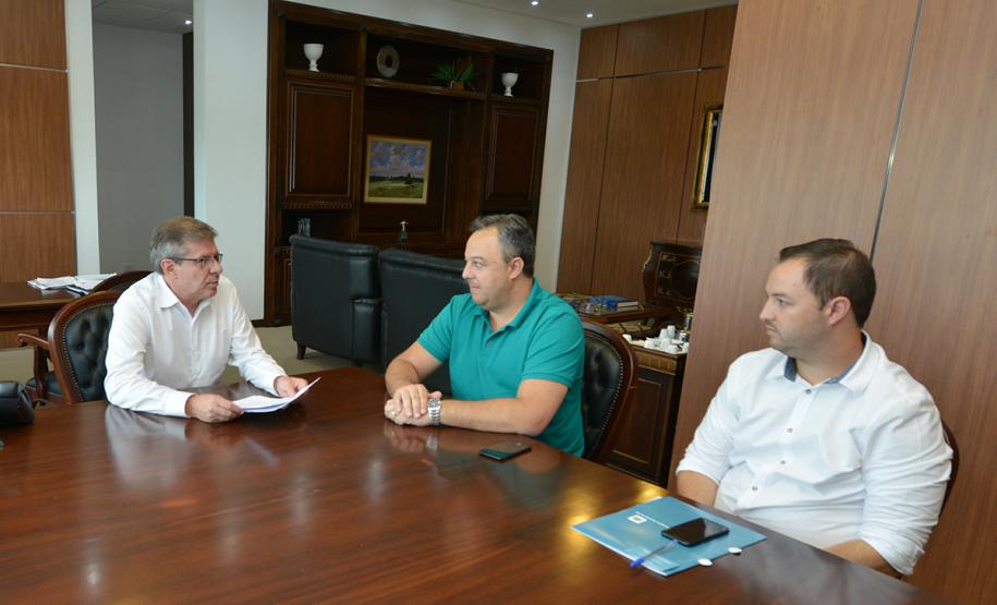 O presidente da Cohapar, Jorge Lange, recebeu nesta segunda-feira (18) a visita do prefeito de Campina Grande do Sul, Bihl Zanetti. Os dois se encontraram na sede da empresa, em Curitiba, onde conversaram sobre o processo de regularização fundiária das Moradias Timbú.