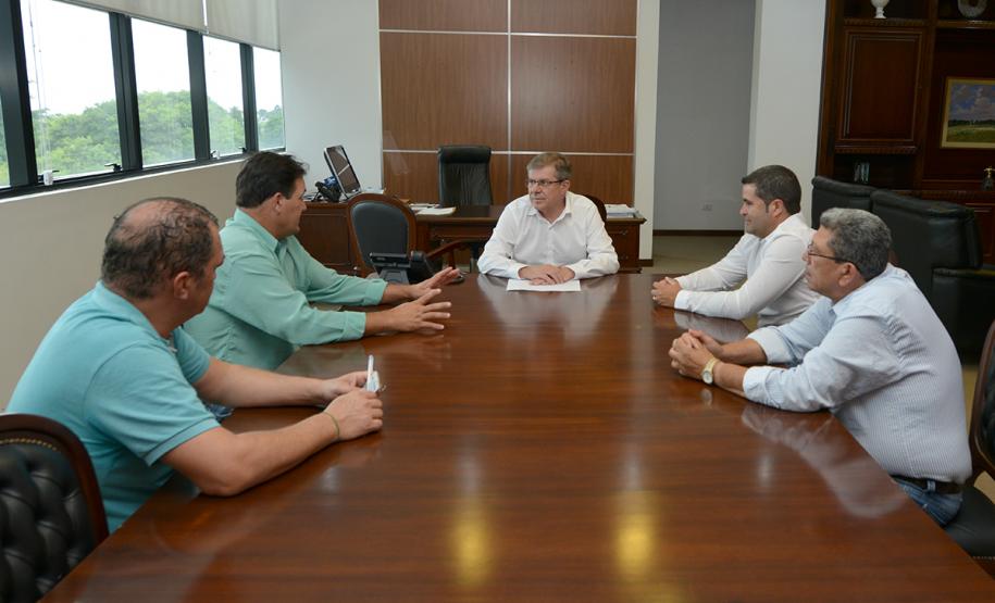 Nesta terça-feira (19), vereadores de Ramilândia foram até a sede da Cohapar acompanhar os projetos habitacionais do Governo do Estado para o município, localizado na região Oeste do Paraná. Eles foram atendidos pelo presidente da companhia, Jorge Lange, que os orientou sobre o andamento das ações realizadas em conjunto com a prefeitura.