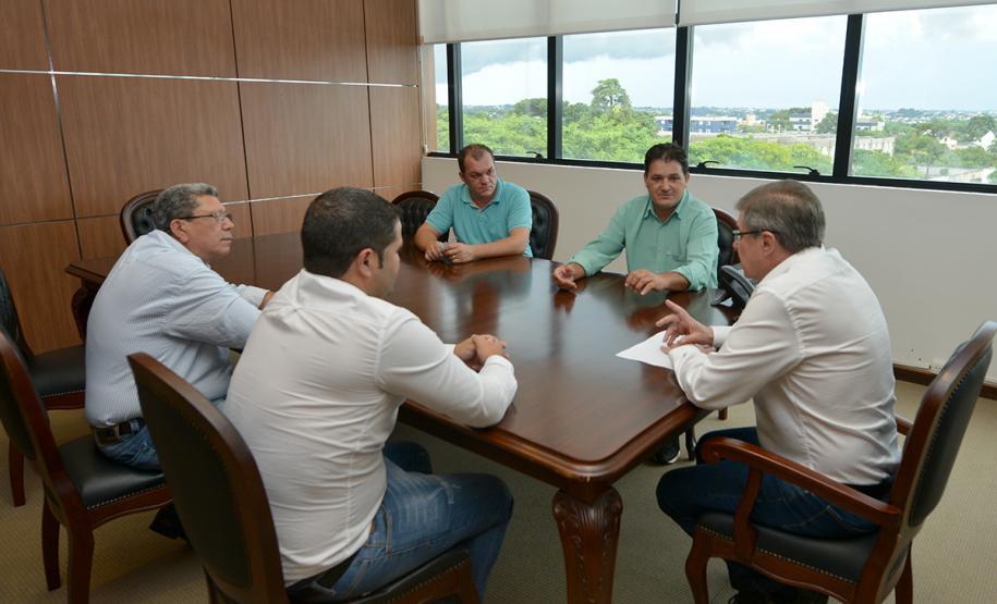 Nesta terça-feira (19), vereadores de Ramilândia foram até a sede da Cohapar acompanhar os projetos habitacionais do Governo do Estado para o município, localizado na região Oeste do Paraná. Eles foram atendidos pelo presidente da companhia, Jorge Lange, que os orientou sobre o andamento das ações realizadas em conjunto com a prefeitura.