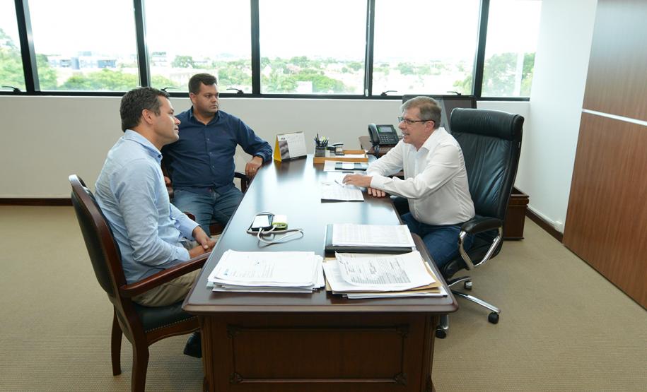 Foi iniciada recentemente a prestação de serviços de regularização fundiária para a regularização de 234 lotes em Lindoeste, cidade da região Oeste do Paraná. O projeto, que faz parte do programa Morar Legal Paraná, do Governo do Estado, foi discutido em um encontro entre o presidente da Cohapar, Jorge Lange, e o prefeito José Pedro (Zezinho) nesta terça-feira (19).