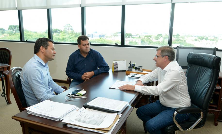 Foi iniciada recentemente a prestação de serviços de regularização fundiária para a regularização de 234 lotes em Lindoeste, cidade da região Oeste do Paraná. O projeto, que faz parte do programa Morar Legal Paraná, do Governo do Estado, foi discutido em um encontro entre o presidente da Cohapar, Jorge Lange, e o prefeito José Pedro (Zezinho) nesta terça-feira (19).