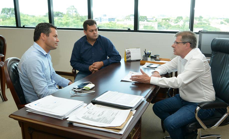 Foi iniciada recentemente a prestação de serviços de regularização fundiária para a regularização de 234 lotes em Lindoeste, cidade da região Oeste do Paraná. O projeto, que faz parte do programa Morar Legal Paraná, do Governo do Estado, foi discutido em um encontro entre o presidente da Cohapar, Jorge Lange, e o prefeito José Pedro (Zezinho) nesta terça-feira (19).