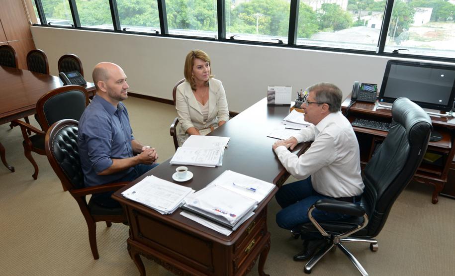 O prefeito de Sabáudia, Hugo Manueira, visitou a sede da Cohapar, em Curitiba, nesta quarta-feira (20). Ele foi atendido pelo presidente da companhia, Jorge Lange, com quem conversou acerca da possibilidade do firmamento de uma nova parceria entre o Governo do Estado e o município para facilitar o acesso da população à casa própria.