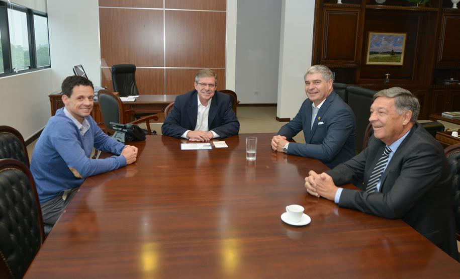 O presidente da Cohapar, Jorge Lange, recebeu em seu gabinete a visita de representantes do Sinduscon-PR e da Ademi-PR na última sexta-feira (15). Eles estiveram reunidos para tratar de um esforço integrado entre os órgãos para o compartilhamento de ideias, métodos de gestão, projetos e tecnologias utilizadas em prol do desenvolvimento do setor de habitação em todo o Paraná.