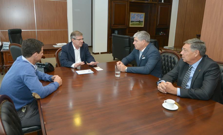 O presidente da Cohapar, Jorge Lange, recebeu em seu gabinete a visita de representantes do Sinduscon-PR e da Ademi-PR na última sexta-feira (15). Eles estiveram reunidos para tratar de um esforço integrado entre os órgãos para o compartilhamento de ideias, métodos de gestão, projetos e tecnologias utilizadas em prol do desenvolvimento do setor de habitação em todo o Paraná.