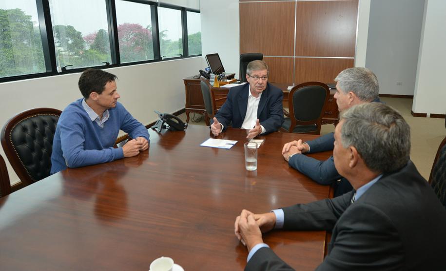 O presidente da Cohapar, Jorge Lange, recebeu em seu gabinete a visita de representantes do Sinduscon-PR e da Ademi-PR na última sexta-feira (15). Eles estiveram reunidos para tratar de um esforço integrado entre os órgãos para o compartilhamento de ideias, métodos de gestão, projetos e tecnologias utilizadas em prol do desenvolvimento do setor de habitação em todo o Paraná.