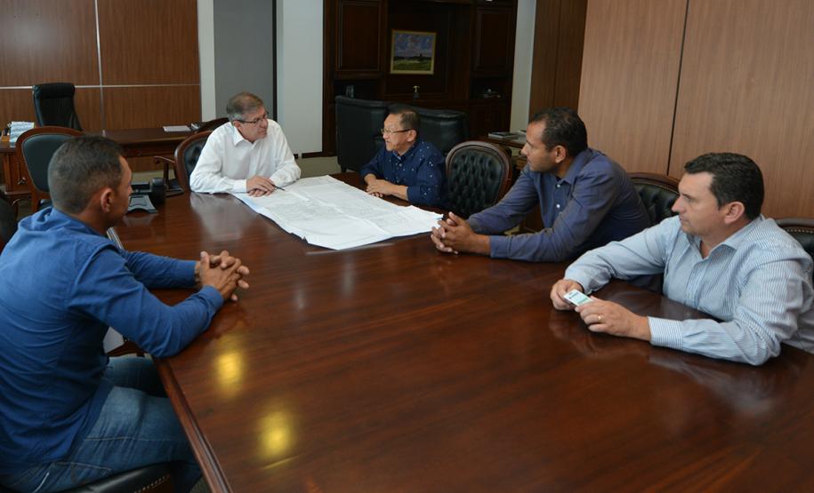 O prefeito de Tuneiras do Oeste, Taketoshi Sakurada (Boia), esteve na sede da Cohapar, em Curitiba, nesta quarta-feira (20). Ele conversou com o presidente da companhia, Jorge Lange, acerca dos projetos habitacionais desenvolvidos pelo município em parceria com o Governo do Estado.