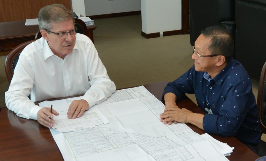 O prefeito de Tuneiras do Oeste, Taketoshi Sakurada (Boia), esteve na sede da Cohapar, em Curitiba, nesta quarta-feira (20). Ele conversou com o presidente da companhia, Jorge Lange, acerca dos projetos habitacionais desenvolvidos pelo município em parceria com o Governo do Estado.