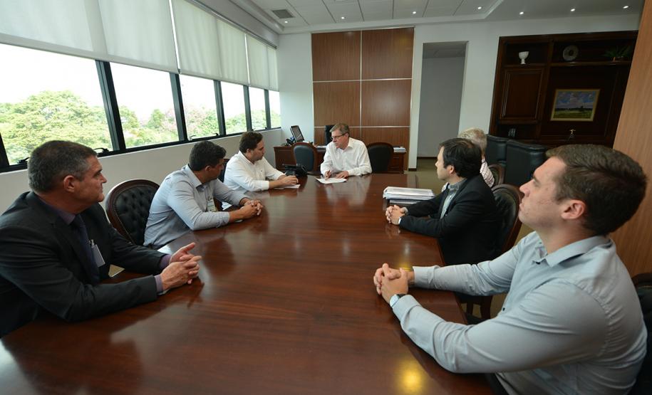 O presidente da Cohapar, Jorge Lange, o prefeito de Ibaiti, Antonely Carvalho, e representantes da Caixa Econômica Federal estiveram reunidos nesta quarta-feira (20) para buscar uma solução definitiva para a retomada e conclusão das obras de 50 casas populares do programa Minha Casa Minha Vida Sub 50 na cidade.