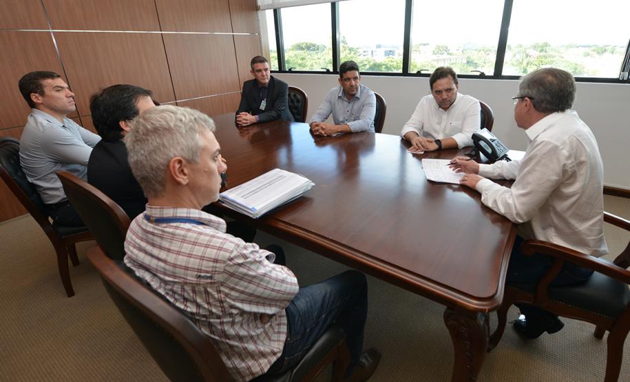 O presidente da Cohapar, Jorge Lange, o prefeito de Ibaiti, Antonely Carvalho, e representantes da Caixa Econômica Federal estiveram reunidos nesta quarta-feira (20) para buscar uma solução definitiva para a retomada e conclusão das obras de 50 casas populares do programa Minha Casa Minha Vida Sub 50 na cidade.