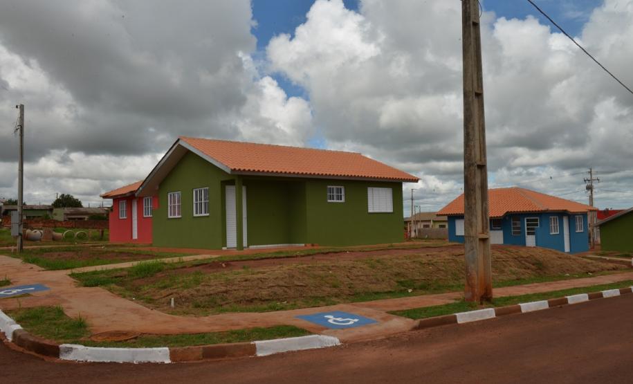 Governador entrega casas a famílias de Florestópolis Quarenta e nove famílias de Florestópolis, na região Norte do Paraná, concretizaram nesta sexta-feira (22) o sonho da casa própria. Elas vão morar no Residencial José Alves dos Santos, inaugurado pelo governador Carlos Massa Ratinho Junior, pelo presidente da Companhia de Habitação do Paraná (Cohapar), Jorge Lange, e pelo prefeito Nelson Correia Junior.
