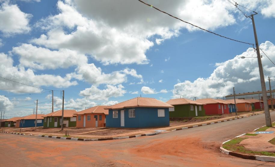 Governador entrega casas a famílias de Florestópolis Quarenta e nove famílias de Florestópolis, na região Norte do Paraná, concretizaram nesta sexta-feira (22) o sonho da casa própria. Elas vão morar no Residencial José Alves dos Santos, inaugurado pelo governador Carlos Massa Ratinho Junior, pelo presidente da Companhia de Habitação do Paraná (Cohapar), Jorge Lange, e pelo prefeito Nelson Correia Junior.