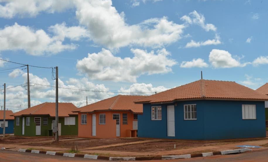 Governador entrega casas a famílias de Florestópolis Quarenta e nove famílias de Florestópolis, na região Norte do Paraná, concretizaram nesta sexta-feira (22) o sonho da casa própria. Elas vão morar no Residencial José Alves dos Santos, inaugurado pelo governador Carlos Massa Ratinho Junior, pelo presidente da Companhia de Habitação do Paraná (Cohapar), Jorge Lange, e pelo prefeito Nelson Correia Junior.