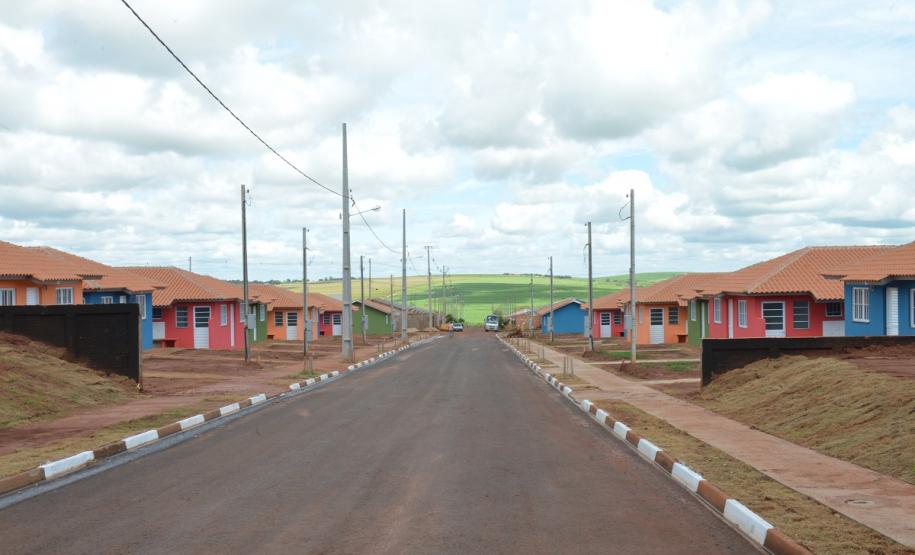 Governador entrega casas a famílias de Florestópolis Quarenta e nove famílias de Florestópolis, na região Norte do Paraná, concretizaram nesta sexta-feira (22) o sonho da casa própria. Elas vão morar no Residencial José Alves dos Santos, inaugurado pelo governador Carlos Massa Ratinho Junior, pelo presidente da Companhia de Habitação do Paraná (Cohapar), Jorge Lange, e pelo prefeito Nelson Correia Junior.
