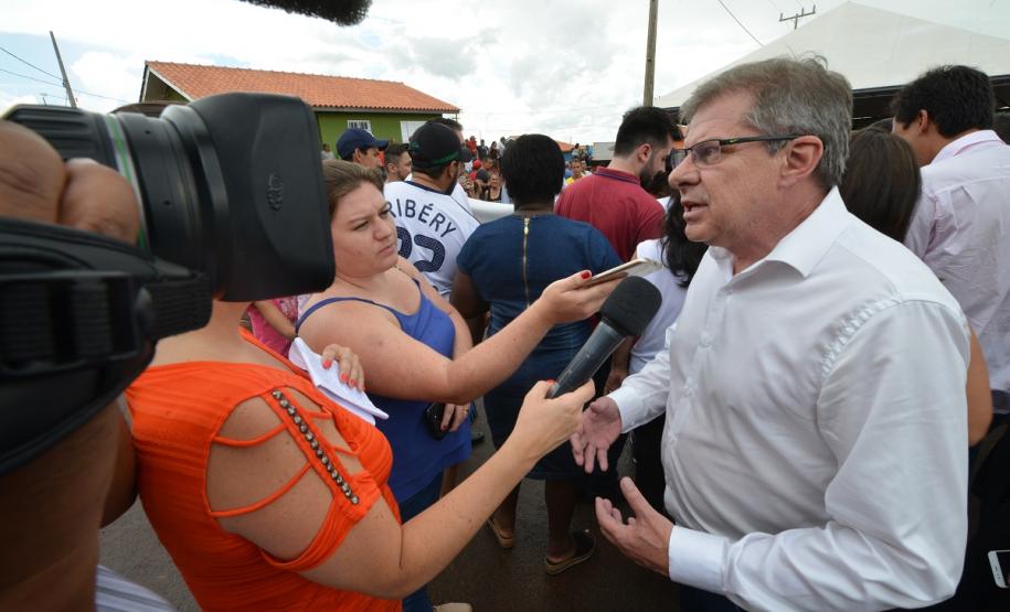 Governador entrega casas a famílias de Florestópolis Quarenta e nove famílias de Florestópolis, na região Norte do Paraná, concretizaram nesta sexta-feira (22) o sonho da casa própria. Elas vão morar no Residencial José Alves dos Santos, inaugurado pelo governador Carlos Massa Ratinho Junior, pelo presidente da Companhia de Habitação do Paraná (Cohapar), Jorge Lange, e pelo prefeito Nelson Correia Junior.