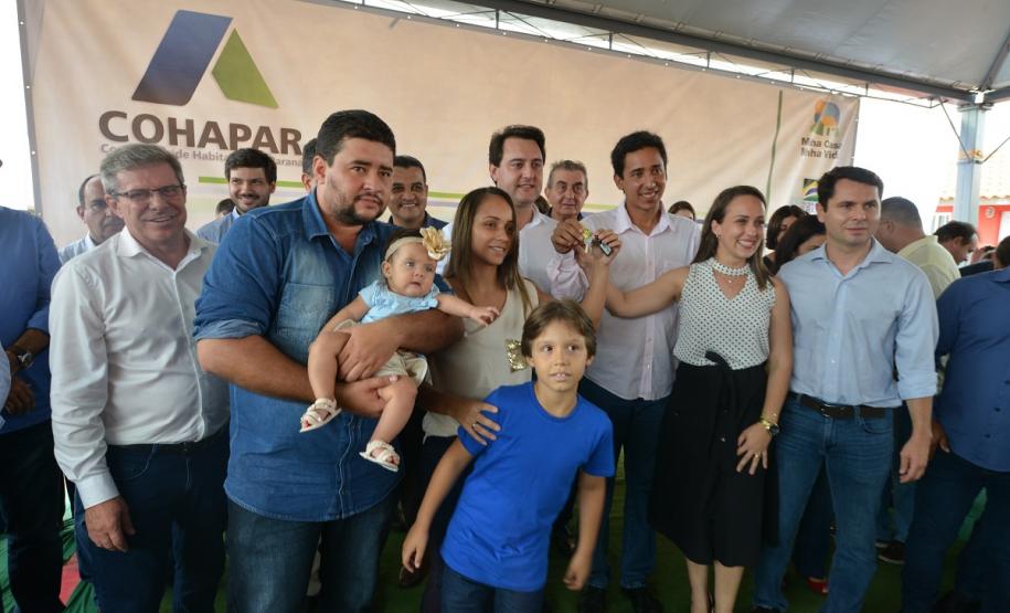 Governador entrega casas a famílias de Florestópolis Quarenta e nove famílias de Florestópolis, na região Norte do Paraná, concretizaram nesta sexta-feira (22) o sonho da casa própria. Elas vão morar no Residencial José Alves dos Santos, inaugurado pelo governador Carlos Massa Ratinho Junior, pelo presidente da Companhia de Habitação do Paraná (Cohapar), Jorge Lange, e pelo prefeito Nelson Correia Junior.