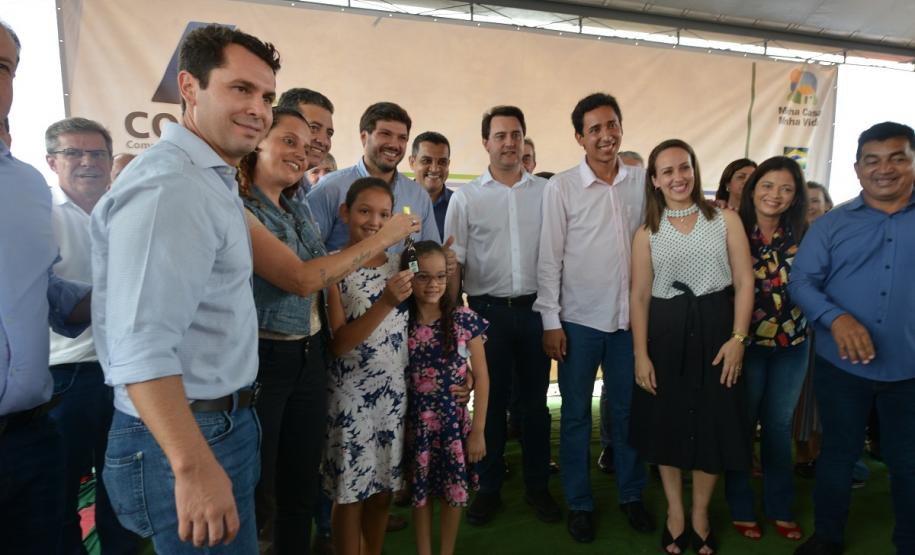 Governador entrega casas a famílias de Florestópolis Quarenta e nove famílias de Florestópolis, na região Norte do Paraná, concretizaram nesta sexta-feira (22) o sonho da casa própria. Elas vão morar no Residencial José Alves dos Santos, inaugurado pelo governador Carlos Massa Ratinho Junior, pelo presidente da Companhia de Habitação do Paraná (Cohapar), Jorge Lange, e pelo prefeito Nelson Correia Junior.