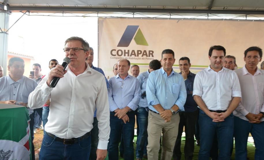 Governador entrega casas a famílias de Florestópolis Quarenta e nove famílias de Florestópolis, na região Norte do Paraná, concretizaram nesta sexta-feira (22) o sonho da casa própria. Elas vão morar no Residencial José Alves dos Santos, inaugurado pelo governador Carlos Massa Ratinho Junior, pelo presidente da Companhia de Habitação do Paraná (Cohapar), Jorge Lange, e pelo prefeito Nelson Correia Junior.