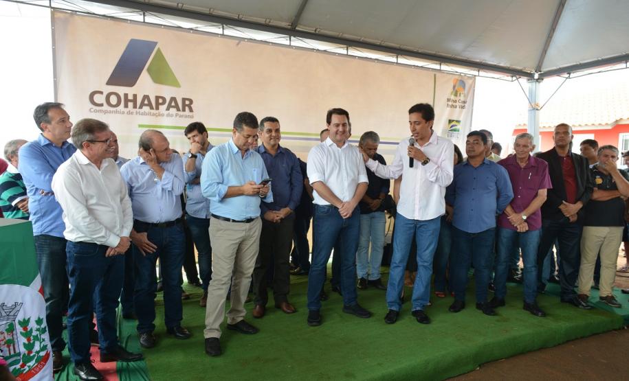 Governador entrega casas a famílias de Florestópolis Quarenta e nove famílias de Florestópolis, na região Norte do Paraná, concretizaram nesta sexta-feira (22) o sonho da casa própria. Elas vão morar no Residencial José Alves dos Santos, inaugurado pelo governador Carlos Massa Ratinho Junior, pelo presidente da Companhia de Habitação do Paraná (Cohapar), Jorge Lange, e pelo prefeito Nelson Correia Junior.
