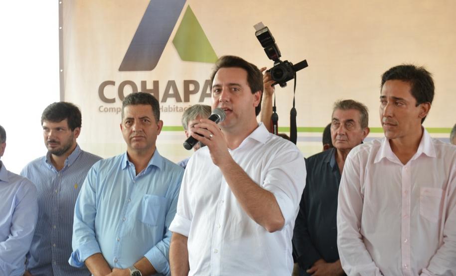 Governador entrega casas a famílias de Florestópolis Quarenta e nove famílias de Florestópolis, na região Norte do Paraná, concretizaram nesta sexta-feira (22) o sonho da casa própria. Elas vão morar no Residencial José Alves dos Santos, inaugurado pelo governador Carlos Massa Ratinho Junior, pelo presidente da Companhia de Habitação do Paraná (Cohapar), Jorge Lange, e pelo prefeito Nelson Correia Junior.