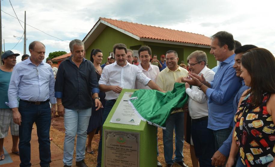 Governador entrega casas a famílias de Florestópolis Quarenta e nove famílias de Florestópolis, na região Norte do Paraná, concretizaram nesta sexta-feira (22) o sonho da casa própria. Elas vão morar no Residencial José Alves dos Santos, inaugurado pelo governador Carlos Massa Ratinho Junior, pelo presidente da Companhia de Habitação do Paraná (Cohapar), Jorge Lange, e pelo prefeito Nelson Correia Junior.