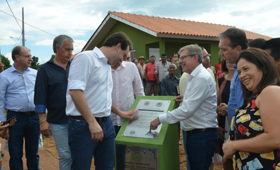 Governador entrega casas a famílias de Florestópolis Quarenta e nove famílias de Florestópolis, na região Norte do Paraná, concretizaram nesta sexta-feira (22) o sonho da casa própria. Elas vão morar no Residencial José Alves dos Santos, inaugurado pelo governador Carlos Massa Ratinho Junior, pelo presidente da Companhia de Habitação do Paraná (Cohapar), Jorge Lange, e pelo prefeito Nelson Correia Junior.