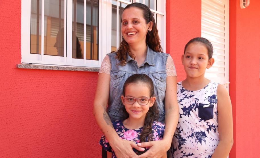 Governador entrega casas a famílias de Florestópolis Quarenta e nove famílias de Florestópolis, município da região Norte do Paraná, concretizaram nesta sexta-feira (22) o sonho da casa própria. Elas vão morar no Residencial José Alves dos Santos, inaugurado pelo governador Carlos Massa Ratinho Junior, pelo presidente da Companhia de Habitação do Paraná (Cohapar), Jorge Lange, e o prefeito Nelson Correia Junior. - Florestópolis, 22/01/2019 - Foto: José Fernando Ogura/ANPr
