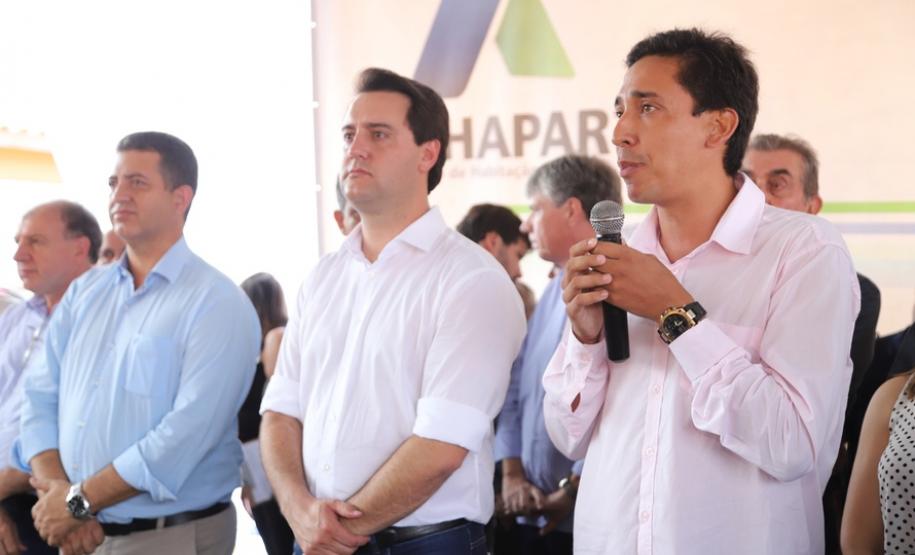 Governador entrega casas a famílias de Florestópolis Quarenta e nove famílias de Florestópolis, município da região Norte do Paraná, concretizaram nesta sexta-feira (22) o sonho da casa própria. Elas vão morar no Residencial José Alves dos Santos, inaugurado pelo governador Carlos Massa Ratinho Junior, pelo presidente da Companhia de Habitação do Paraná (Cohapar), Jorge Lange, e o prefeito Nelson Correia Junior. - Florestópolis, 22/01/2019 - Foto: José Fernando Ogura/ANPr