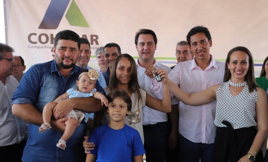 Governador entrega casas a famílias de Florestópolis Quarenta e nove famílias de Florestópolis, município da região Norte do Paraná, concretizaram nesta sexta-feira (22) o sonho da casa própria. Elas vão morar no Residencial José Alves dos Santos, inaugurado pelo governador Carlos Massa Ratinho Junior, pelo presidente da Companhia de Habitação do Paraná (Cohapar), Jorge Lange, e o prefeito Nelson Correia Junior. - Florestópolis, 22/01/2019 - Foto: José Fernando Ogura/ANPr