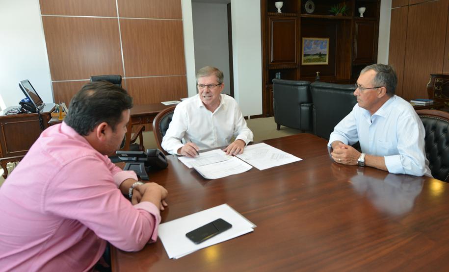 O presidente da Cohapar, Jorge Lange, recebeu nesta segunda-feira (25) a visita do prefeito de Sengés, Nelson Ramos (Pezinho). Os dois conversaram na sede da empresa, em Curitiba, sobre a conclusão do processo licitatório para a construção de 42 casas do programa Família Paranaense.