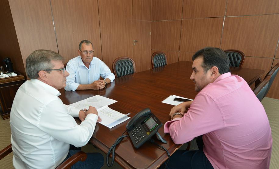O presidente da Cohapar, Jorge Lange, recebeu nesta segunda-feira (25) a visita do prefeito de Sengés, Nelson Ramos (Pezinho). Os dois conversaram na sede da empresa, em Curitiba, sobre a conclusão do processo licitatório para a construção de 42 casas do programa Família Paranaense.